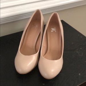 Nude pumps
